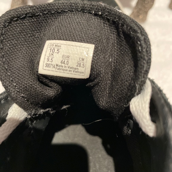 VANS OLD SCHOOL BLACK AND WHITE SIZE 10.5 - hardly used.. soles have no wear! - Picture 11 of 11